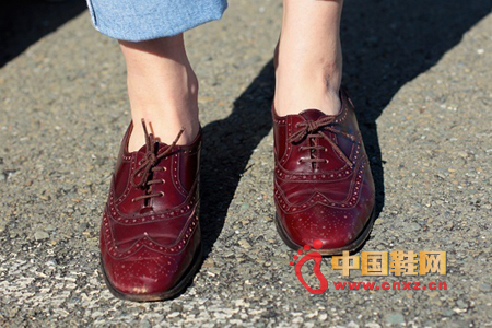 A bit of burgundy oxford shoes is beautiful, beautifully carved too retro.