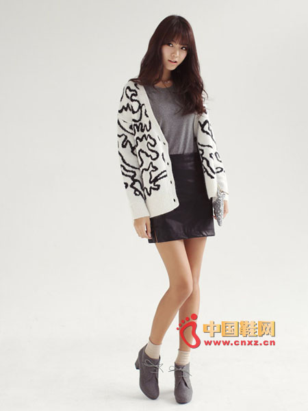 H-type mini leather skirt, side zipper and cut design give the model a lot of extra points