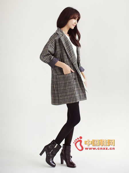 Thick, loose-fitting plaid jacket, classic plaid pattern