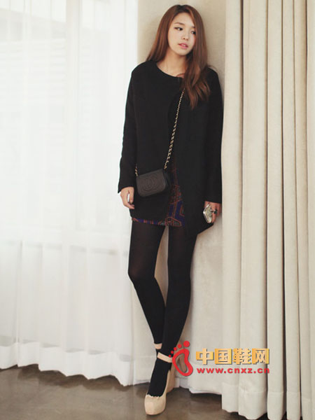 Simple design woolen jacket, round neck style, the effect of matching scarves with cold weather will be very good