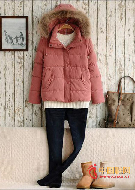 The down jacket is the most resistant to the cold in winter. This pink simple horizontal down jacket