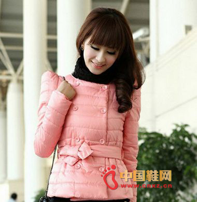 The candy color is the hot color of this year's street, pink round neck design cotton coat