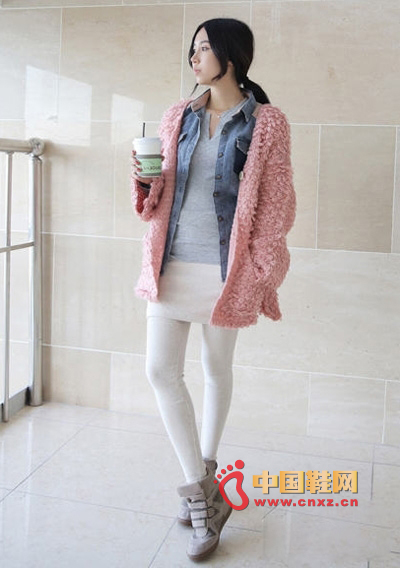 Light pink plush long sweater jacket, the color is very beautiful, many girls have a princess dream