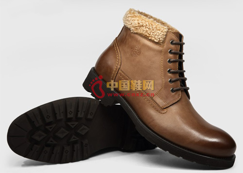 The dripping lines outline the steady body of the shoe, and the fleece of the mouth is both decorative and warm