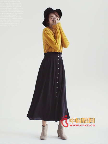 Lightweight long skirt, a row of buttons in front of the design, not monotonous, rich fiber material, walking up to create beautiful lines, yellow knitwear, boots and hats with elegant extravaganza.