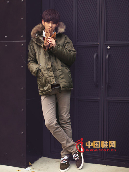 Warm plush jacket, soft texture, comfortable to wear, fur collar jacket is warm and comfortable