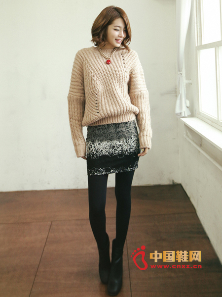 Coarse-knit pullover with asymmetrical knit lines on both sides