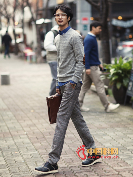 Simple mixed-color crewneck sweater with a touch of simple, natural color