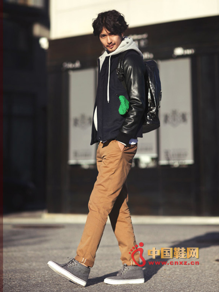 Leather sleeve color matching stitching jacket, a very stylish one, mix and match hoodie sweater and casual trousers