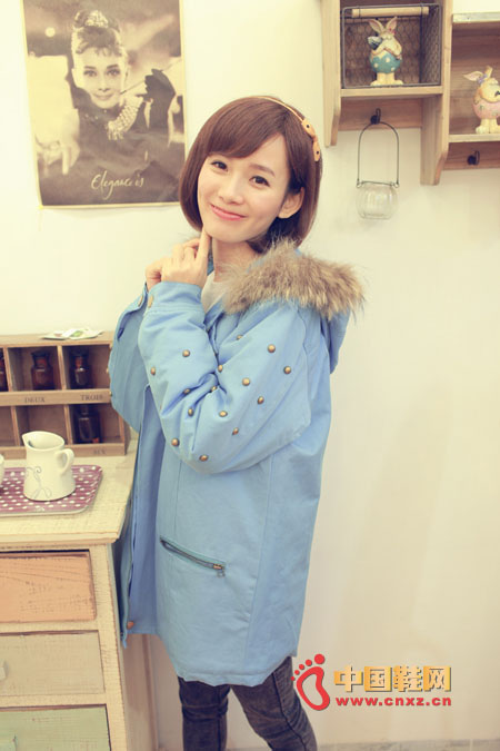 Light blue cotton jacket with sleeves with individual rivets
