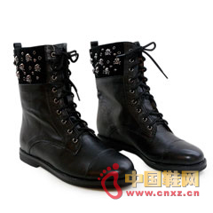 Breaking traditional shoe styles with punk elements, strong rock styles are bloody