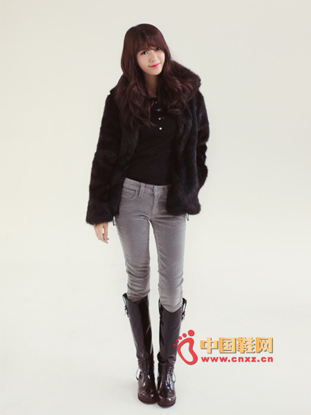 Gorgeous thick fur jacket, rich plush material with thickness, with lace interspersed in the waist