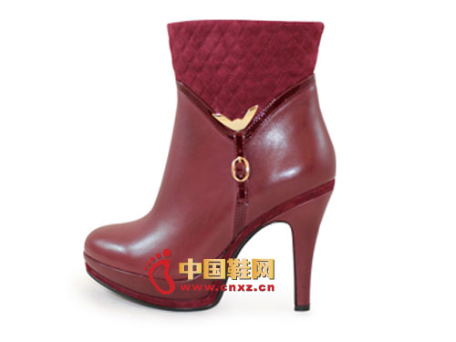 Conspicuous metal buckles make the burgundy uppers more lively and lively.