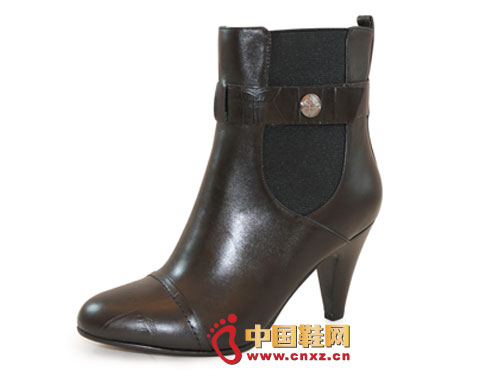 Smooth lines, unique buckle design enhance the overall sense of fashion shoes.