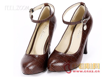 The much-loved embossed high-heeled shoes with leather buckles show a relaxed, lazy little woman.