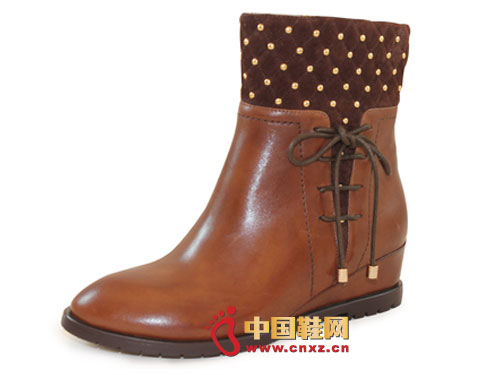 The brown warm boots are full of wild styles, both stylish and lively without losing the taste