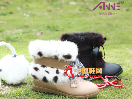 Fluffy cleverly embellishes the entire upper to improve the quality of the shoes.