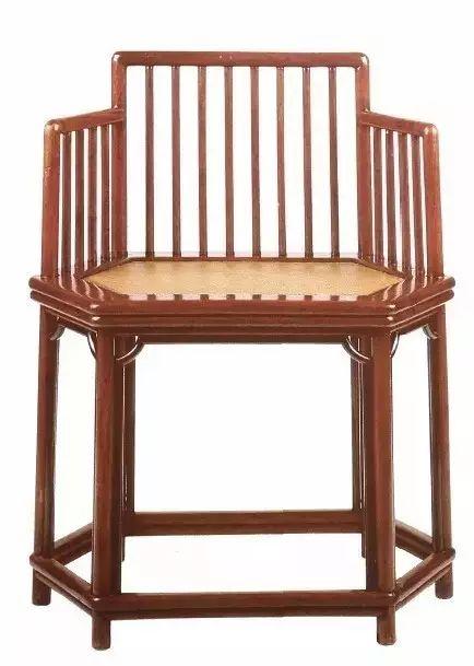 The upper part of the national life chair draws on the backrest shape of the straight chair.