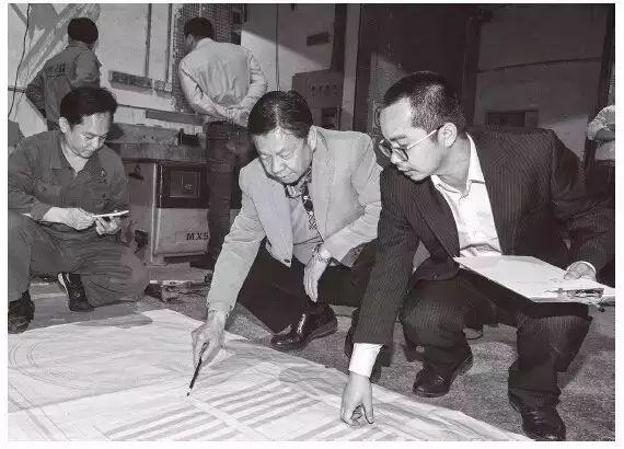 Chen Guoshou (second from right) went to the workshop in person, and strictly required the technical team to produce according to the standard.