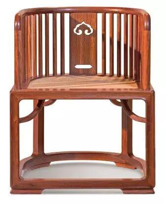 Chen Guoshou, the traditional Chinese craftsman and chairman of China Life Redwoods, originally designed and created the new Ming furniture, named after him.