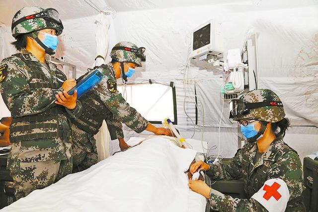 Medical team helps PLA soldiers to shoot in the field
