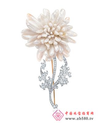 Chrysanthemum brooch made from Tiffany freshwater pearls and diamonds, created in 1904