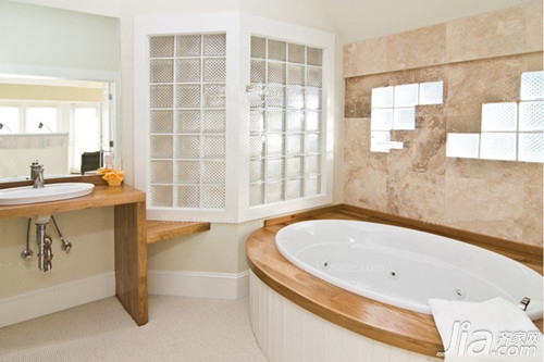 Wooden bathtub