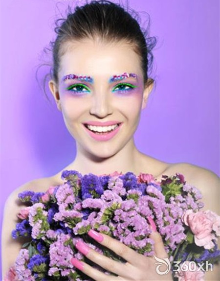 Purple lipstick helps you create a warm winter makeup