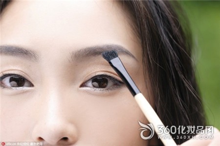 Eyebrow volume, eyebrow makeup, eyebrow pencil