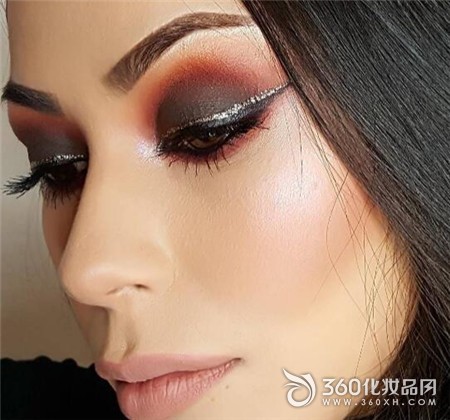 The partyâ€™s bangs use this sparkling eyeliner 3