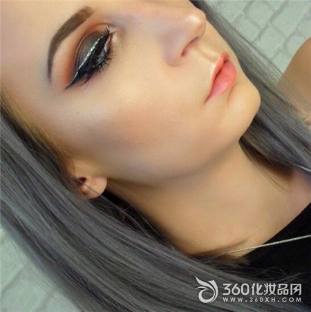 The partyâ€™s bangs use this sparkling eyeliner 4