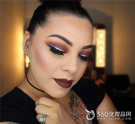 The partyâ€™s bangs use this sparkling eyeliner 5