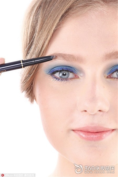 Eyebrow volume, eyebrow makeup, eyebrow pencil