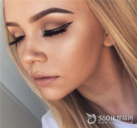 The partyâ€™s bangs use this sparkling eyeliner 12
