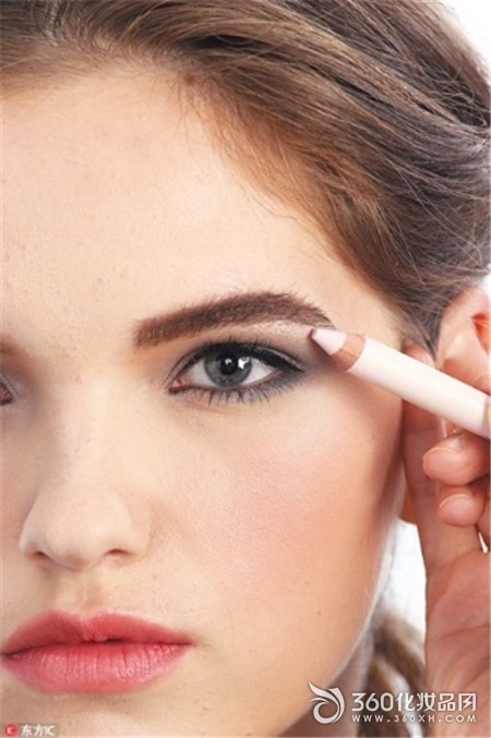 Eyebrow volume, eyebrow makeup, eyebrow pencil