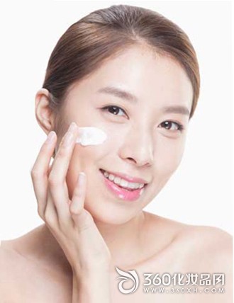 Daren man's trick to remove dark circles