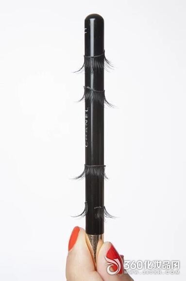 Posting false eyelashes into large and small eyes 13