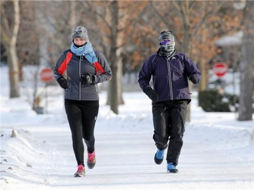 There are many benefits in winter running. It is important to run early in the morning.