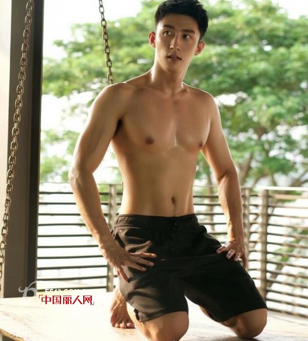 å½­äºŽæ™èƒ¸è‚Œäº†è§£ä¸€ä¸‹ ç”·ç”Ÿå¦‚ä½•ç©¿è¡£æ˜¾ç˜¦è„±è¡£æœ‰è‚‰