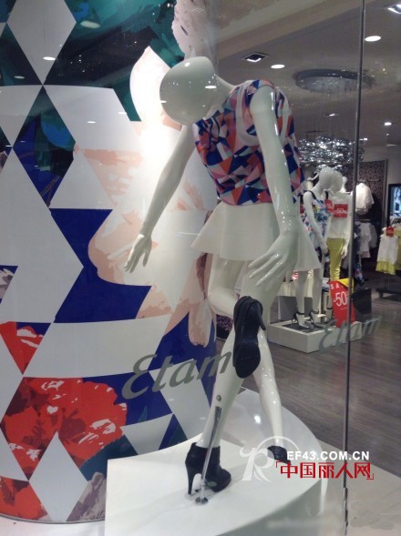 æ©±çª—æ¨¡ç‰¹è¯¥æ€Žä¹ˆæ­é…æ¯”è¾ƒå¸ç› è‰¾æ ¼å¥³è£…æ¨¡ç‰¹ç©¿æ­