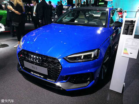 In terms of appearance, Audi's new RS5 is based on the appearance of the new A5. The front face is extremely aggressive. The honeycomb grille has a large size. The air intakes on both sides are unique in shape. The front headlights adopt a full LED structure. The visual effect is full of technology. In terms of the rear, the new car is basically the same as the regular version of the A5. The rear bumper shape has been adjusted, and the size of the exhaust has also been increased, matching the performance of the new car.