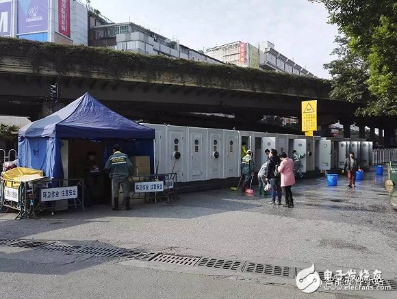 Spring Festival new technology, brush your face into the station, the robot guides you to play?