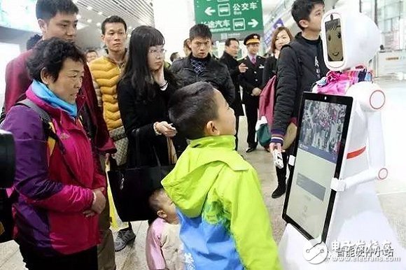 Spring Festival new technology, brush your face into the station, the robot guides you to play?