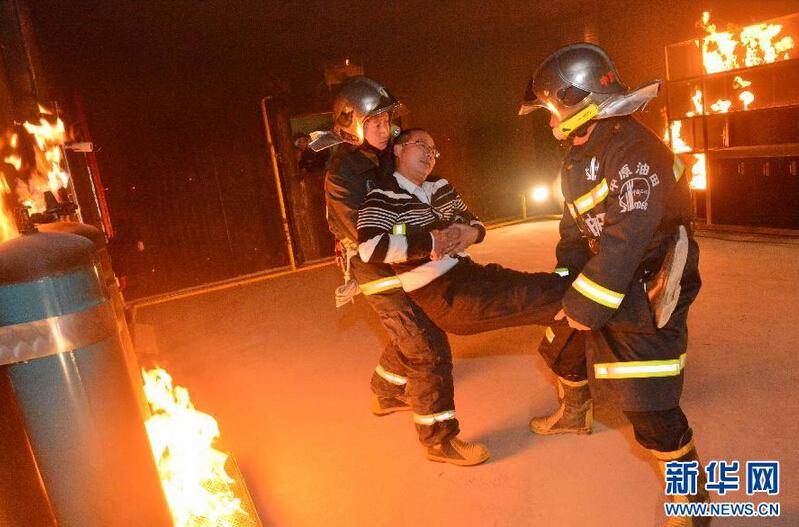 High-tech simulated fire rescue drill held in Fuyang, Henan