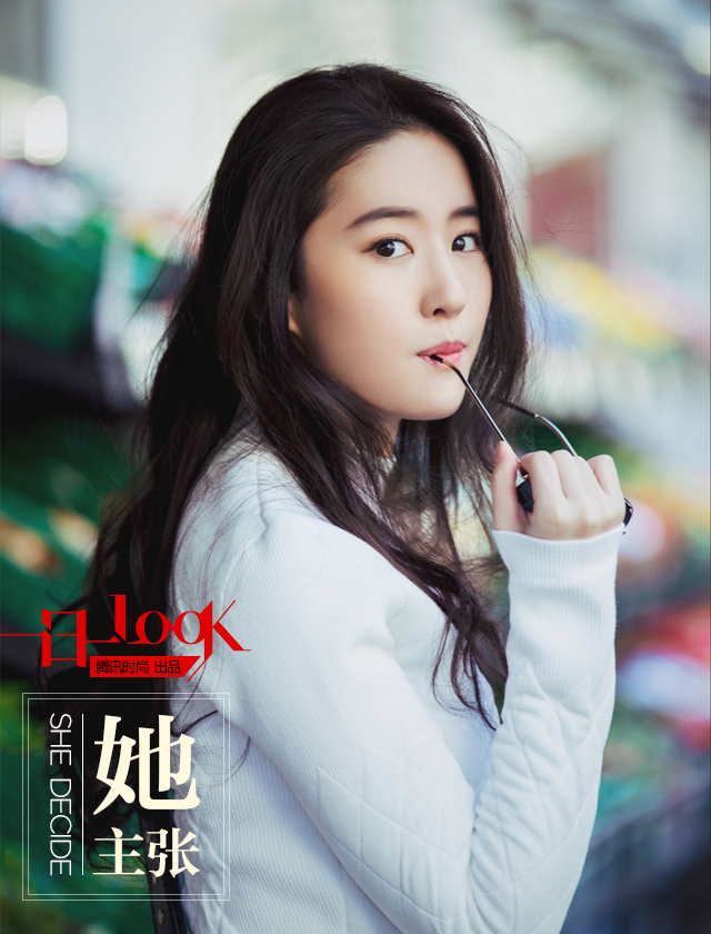 One day, a look of Liu Yifei's power to perform the angel attack, black and white elegant fan gas field full open