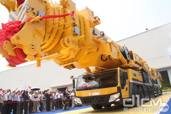 XCMG 1,200 tons of all-terrain crane exits the gate of the workshop