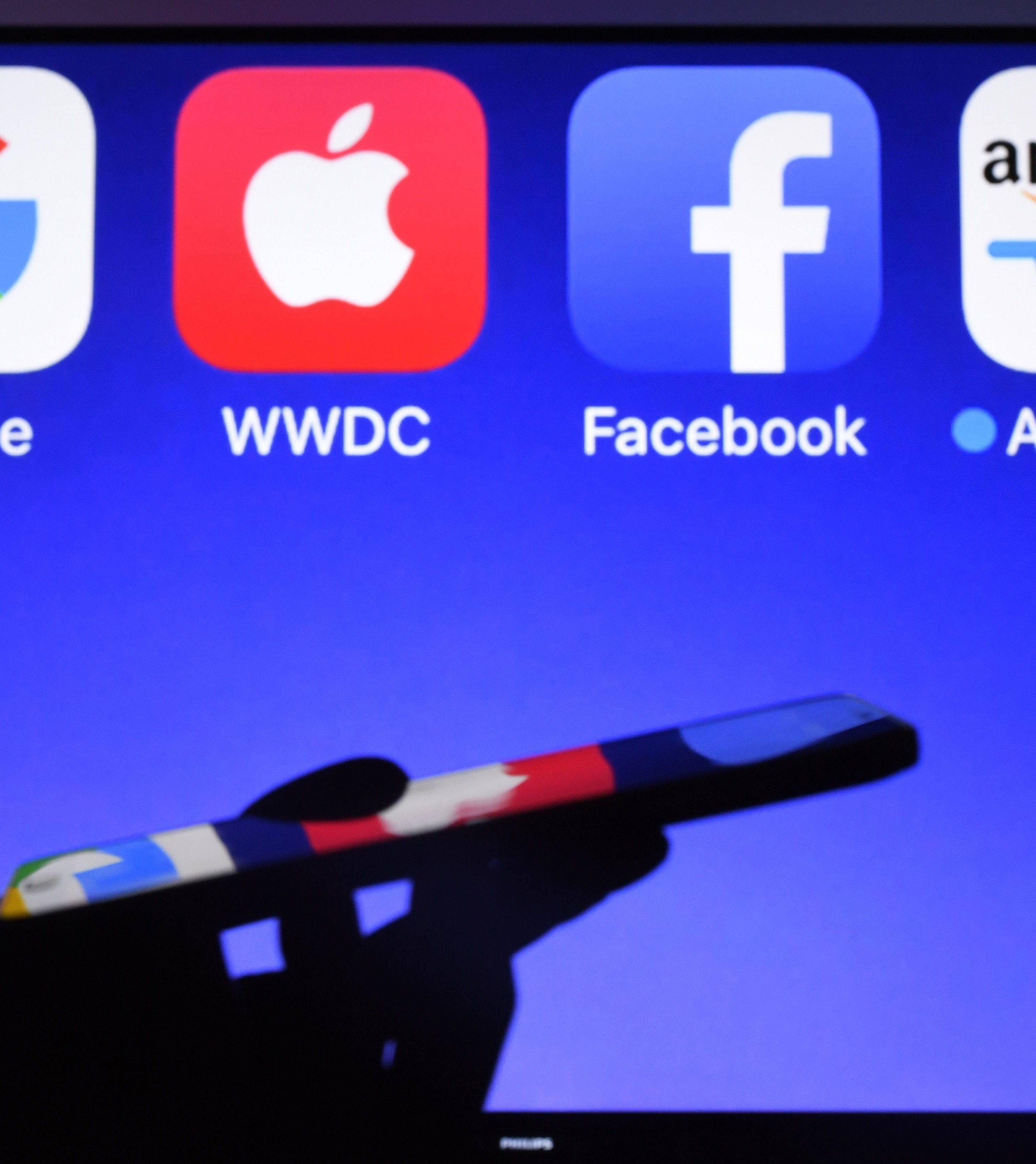 Amazon and Apple attack, Google's opportunities and hidden dangers
