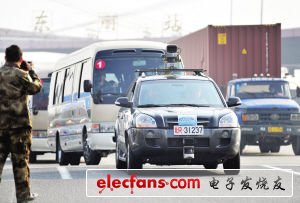 After completing the 114-kilometer Beijing-Tianjin high-speed drive, the "Jiangjiao Mengshi III" driverless smart car modified by the black Hyundai Tucson off-road vehicle drove off the Tianjin Dongli toll station.