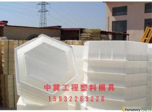 What is the role of temperature control in hexagonal brick molds?