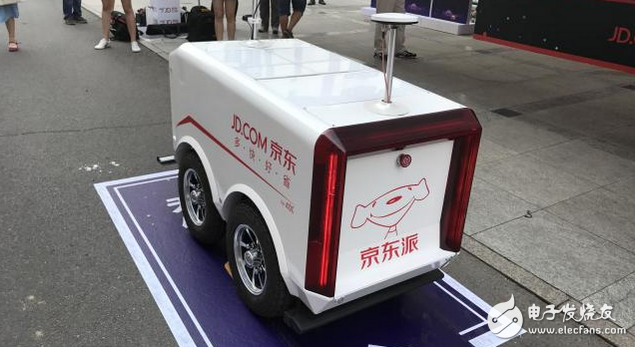 After the drone, Jingdong distribution robots play Jingdong 618